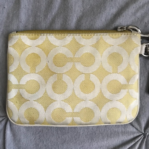 sold COACH / pale yellow wristlet - Picture 4 of 6